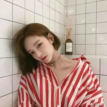 落在她身边